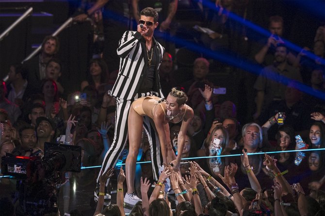 „Reuters“/„Scanpix“ nuotr./Miley Cyrus ir Robinas Thicke per MTV video muzikos apdovanojimus