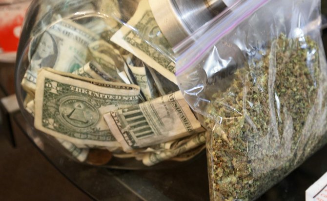„Reuters“/„Scanpix“ nuotr./Pardavimui paruošta marihuanos pakuotė