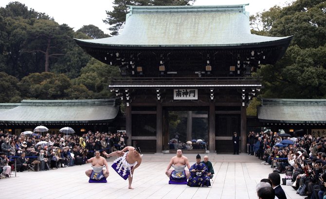 „Reuters“/„Scanpix“ nuotr./Naujųjų metų pagerbimas „Meiji“ šventykloje