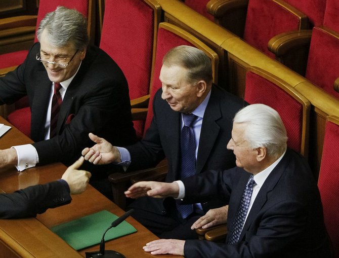 „Reuters“/„Scanpix“ nuotr./Buvę Ukrainos prezidentai Viktoras Juščenka, Leonidas Kučma ir Leonidas Kravčiukas