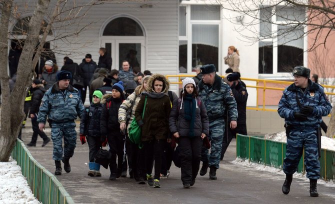 AFP/„Scanpix“ nuotr./Rusijoje iš mokyklos evakuojami mokiniai