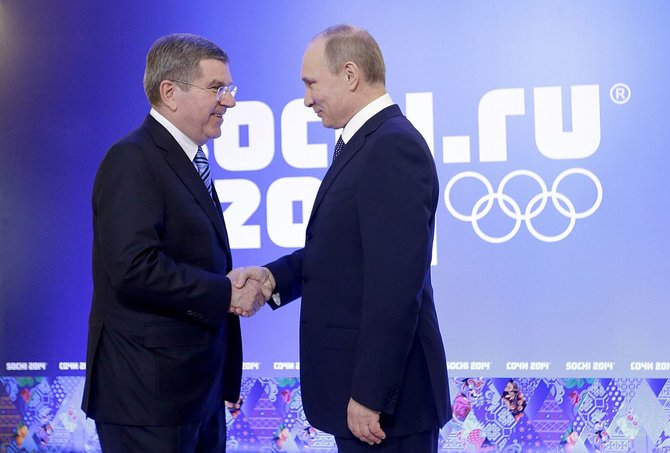„Reuters“/„Scanpix“ nuotr./Tarptautinio olimpinio komiteto pirmininkas Thomas Bachas ir Rusijose prezidentas Vladimiras Putinas