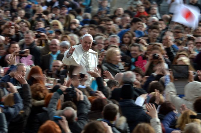 AFP/„Scanpix“ nuotr./Popiežius Pranciškus - itin mėgstamas tikinčiųjų