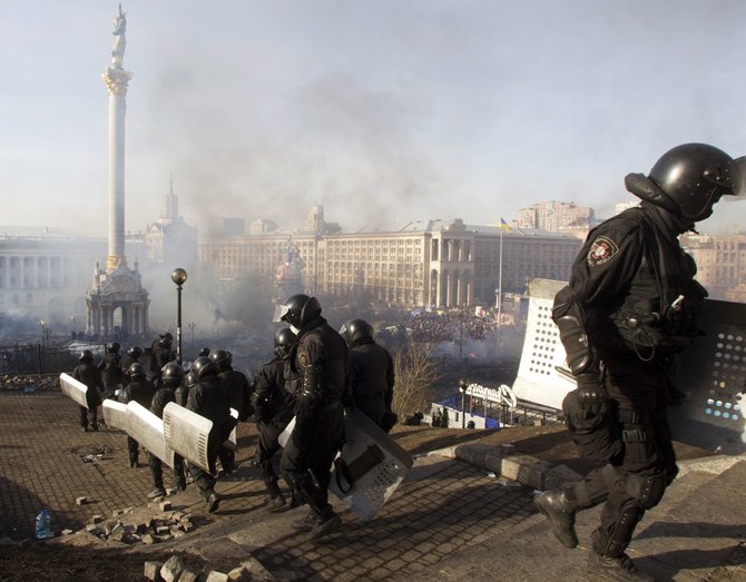 „Reuters“/„Scanpix“ nuotr./Milicijos pareigūnai Kijeve 