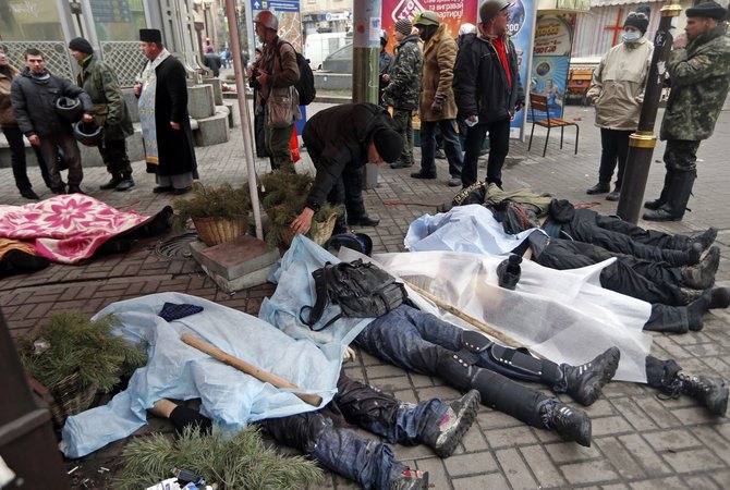 „Reuters“/„Scanpix“ nuotr./Uždengti žuvusių protestuotojų kūnai