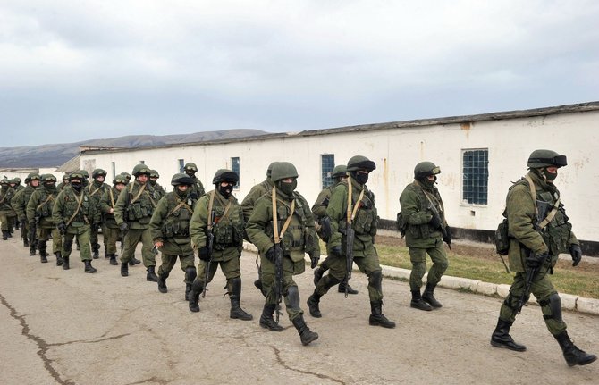 „Reuters“/„Scanpix“ nuotr./Rusijos kariai netoli Simferopolio