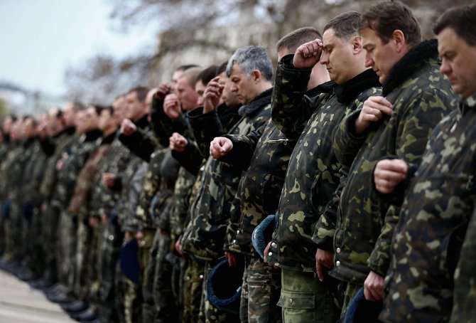 „Reuters“/„Scanpix“ nuotr./Kunigas Ukrainos kariams palinkėjo taikos