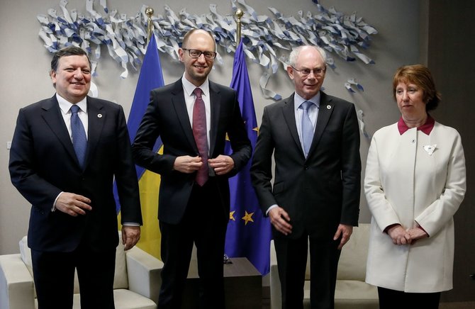AFP/„Scanpix“ nuotr./Jose Manuelis Barroso, Arsenijus Jaceniukas, Hermanas van Rompuy ir Catherine Ashton