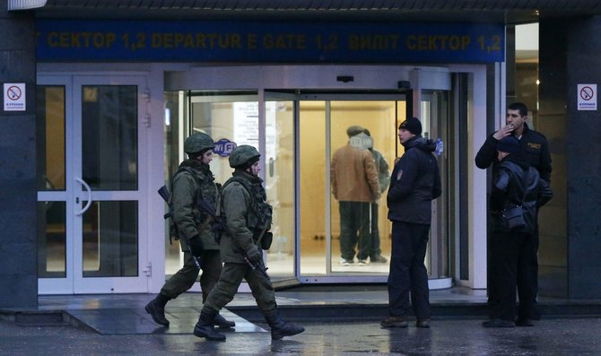 „Reuters“/„Scanpix“ nuotr./Ginkluoti vyrai prie Simferopolio oro uosto