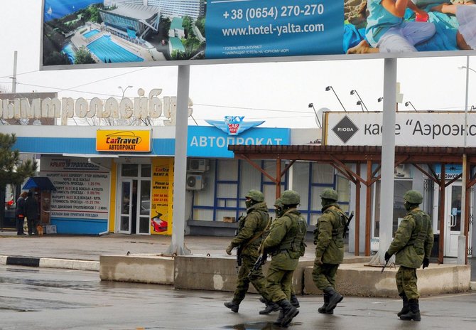 AFP/„Scanpix“ nuotr./Karai budi prie Simferopolio oro uosto