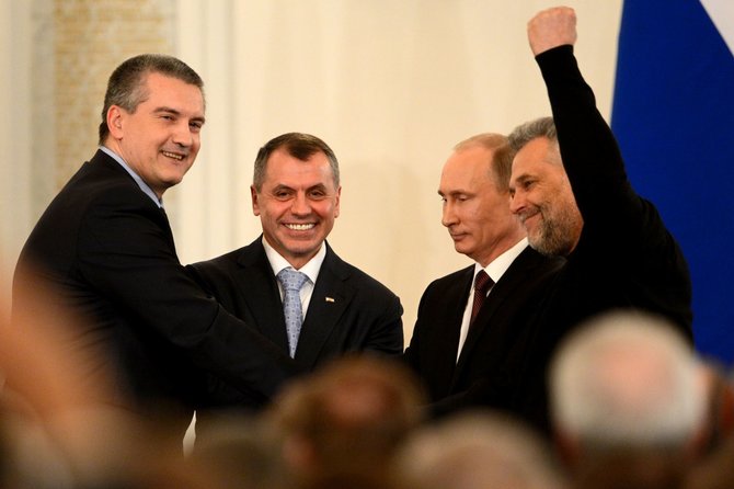 AFP/„Scanpix“ nuotr./Sergejus Aksionovas, Vladimiras Konstantinovas, Vladimiras Putinas ir Aleksejus Chaly