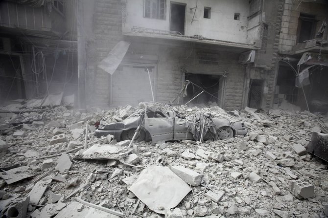 „Reuters“/„Scanpix“ nuotr./Sprogmenų prikrautos statinės sprogimo padariniai Sirijoje