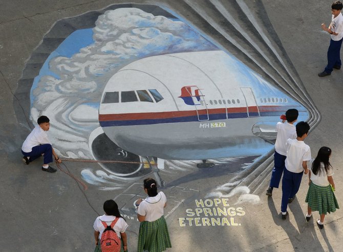 AFP/„Scanpix“ nuotr./Dingusio „Malaysia Airlines“ lėktuvo trimatis piešinys