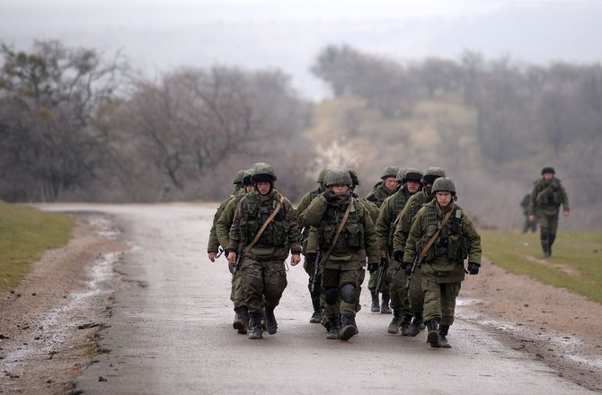 AFP/„Scanpix“ nuotr./Rusijos kariai prie karinės bazės Perevalnoje, Kryme.