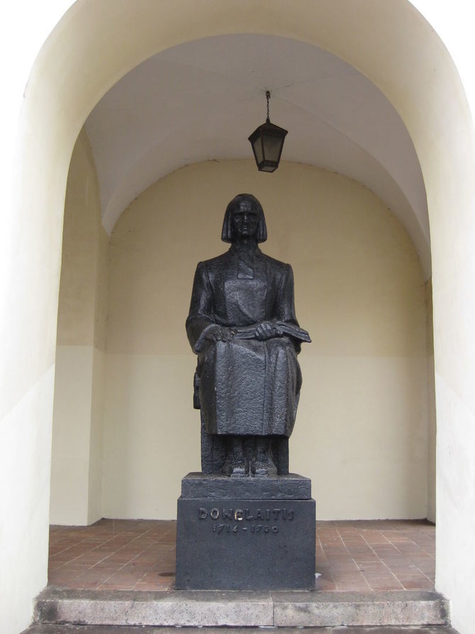 Lilijos Valatkienės nuotr./Kristijono Donelaičio skulptūra prie restauraciją