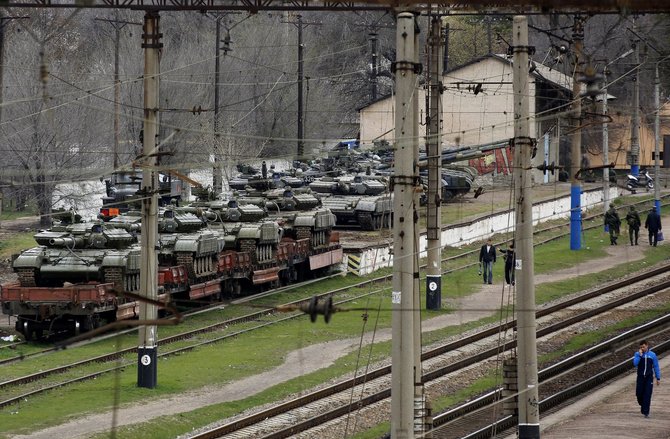 „Reuters“/„Scanpix“ nuotr./Rusų tankai Krymo šiaurėje