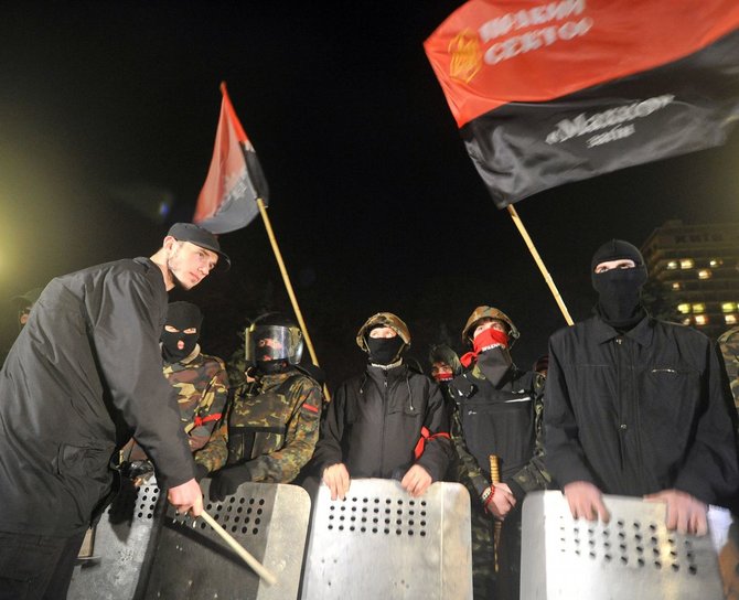 AFP/„Scanpix“ nuotr./Ukrainos ultranacionalistinio judėjimo „Pravyj sektor“ nariai prie Aukščiausiosios Rados