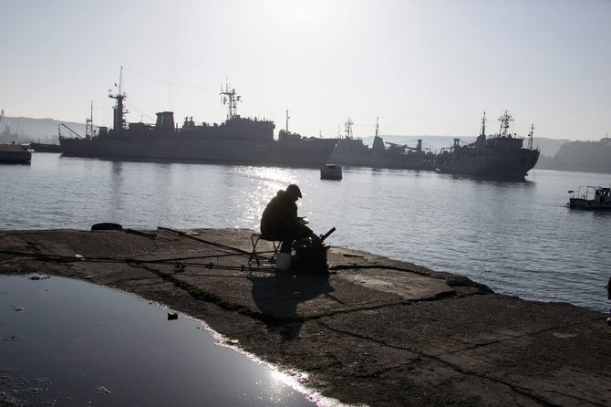 „Reuters“/„Scanpix“ nuotr./Sevastopolyje rusų laivų blokuojamas Ukrainos karinis laivas „Slavutič“