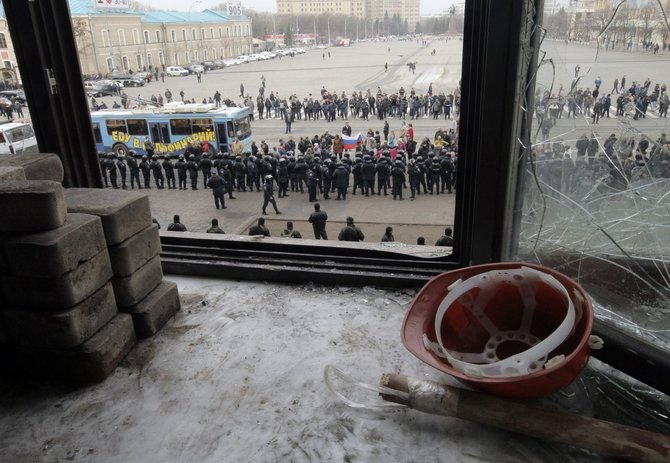 „Reuters“/„Scanpix“ nuotr./Ukrainos specialiųjų pajėgų nariai prie administracijos pastato Charkove