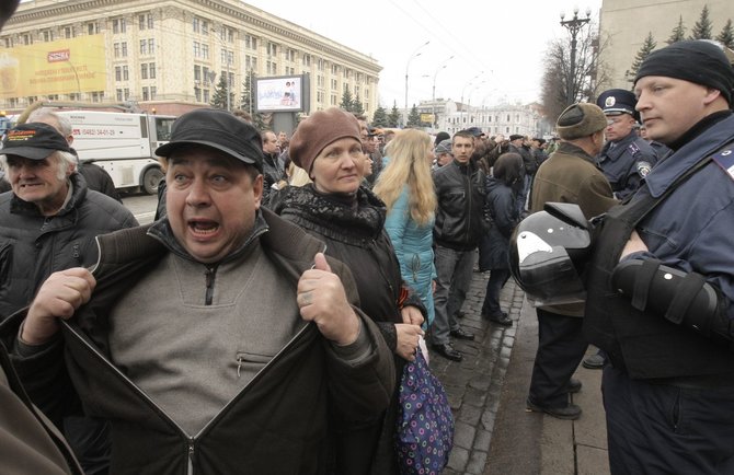 „Reuters“/„Scanpix“ nuotr./Prorusiški protestuotojai Charkove