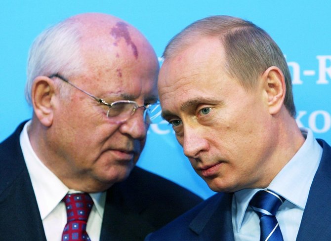 „Reuters“/„Scanpix“ nuotr./Michailas Gorbačiovas ir Vladimiras Putinas (2004 m.)
