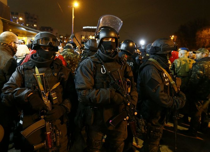 „Reuters“/„Scanpix“ nuotr./Policininkai Kijeve