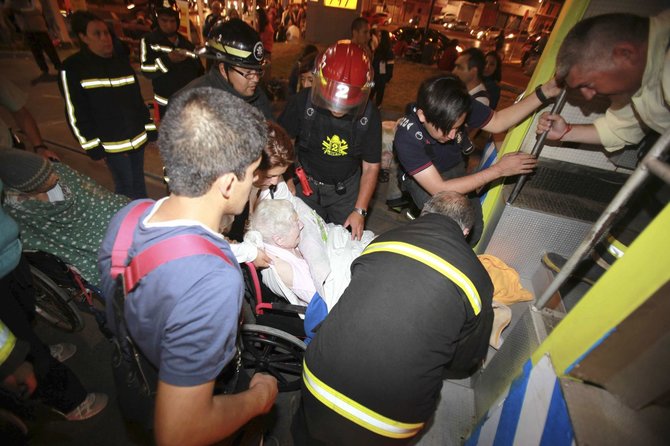 „Reuters“/„Scanpix“ nuotr./Čilėjo po žemės drebėjimo evakuoti žmonės