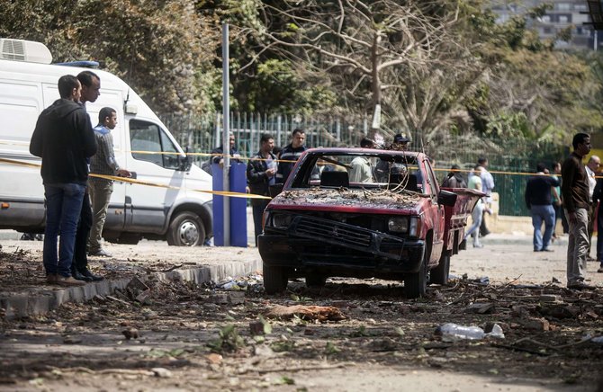 AFP/„Scanpix“ nuotr./Šalia Kairo universiteto nugriaudėjo bombų sprogimai