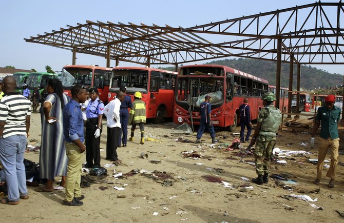 „Reuters“/„Scanpix“ nuotr./Sprogimų padariniai autobusų stotyje, Nigerijoje.