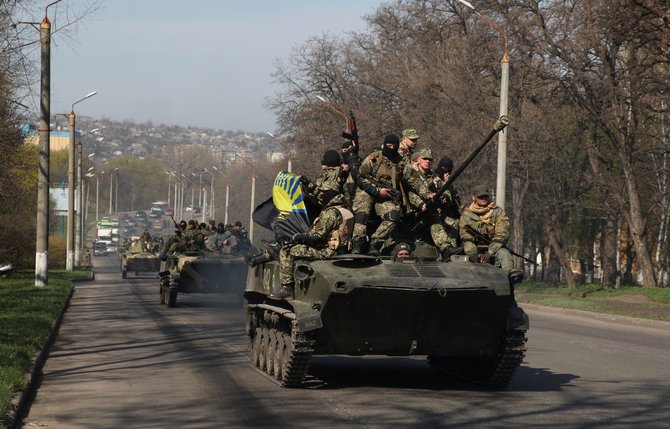 AFP/„Scanpix“ nuotr./Rusų šarvuočai su „žaliais žmogeliukais“ netoli Kramtorsko miesto