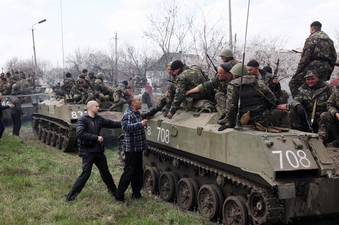 AFP/„Scanpix“ nuotr./Prorusiški kovotojai konfliktuoja su Ukrainos kariais 