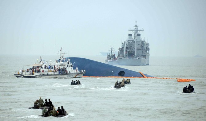 AFP/„Scanpix“ nuotr./Pietų Korėjoje nuskendus keltui ieškomi dingę žmonės