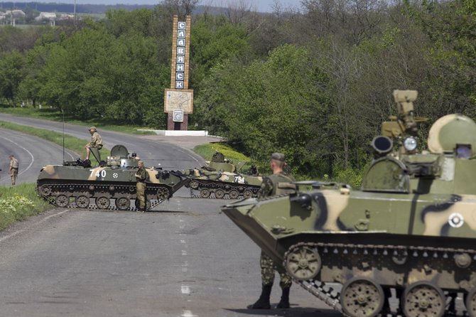 „Reuters“/„Scanpix“ nuotr./Ukrainos kariai netoli Slovjansko miesto