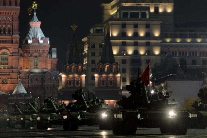 AFP/„Scanpix“ nuotr./Rusijos su kariai su karinė technika dalyvavo parado repeticijoje Maskvoje