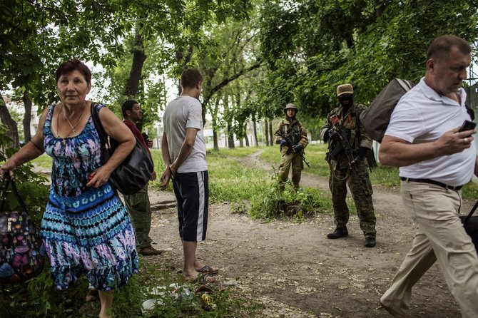 AFP/„Scanpix“ nuotr./Civiliai prie prorusiškų teroristų Donecke