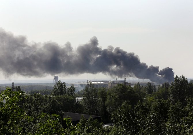„Reuters“/„Scanpix“ nuotr./Juodi dūmai virš Donecko oro uosto