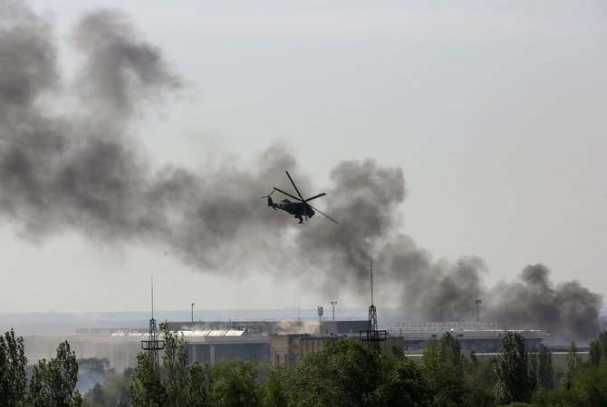 „Reuters“/„Scanpix“ nuotr./Ukrainos karinis sraigtasparnis „Mi-24“ Donecke