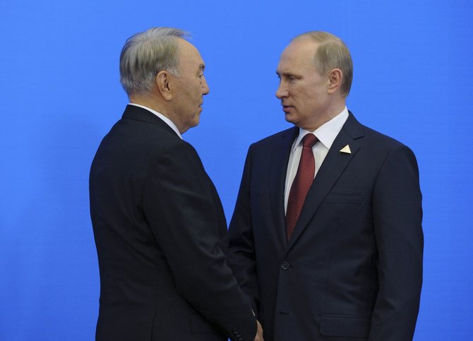 „Reuters“/„Scanpix“ nuotr./Kazachstano prezidentas Nursultanas Nazarbajevas ir Rusijos prezidentas Vladimiras Putinas