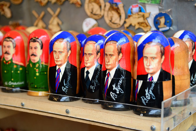 Alfredo Pliadžio nuotr./Taline pardavinėjamos matrioškos su Vladimiro Putino ir Stalino portretais