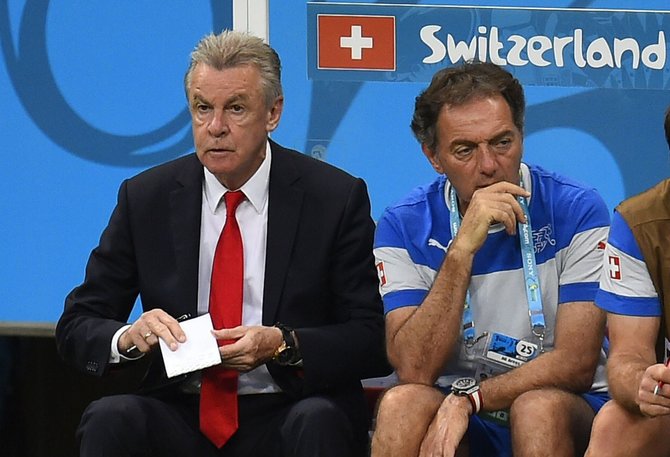 AFP/„Scanpix“ nuotr./Šveicarijos futbolo rinktinės treneris Ottmaras Hitzfeldas (kairėje)