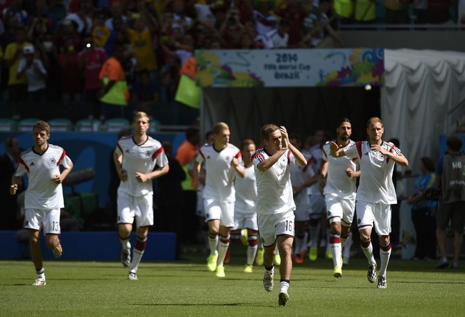 AFP/„Scanpix“ nuotr./Vokietijos futbolininkai prieš rungtynes su Portugalijos rinktine