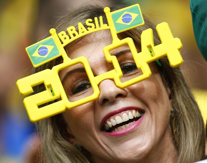 „Reuters“/„Scanpix“ nuotr./Brazilijos futbolo sirgalė