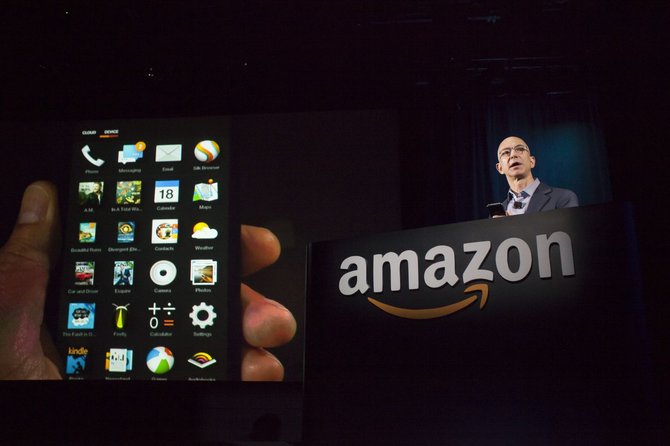 AFP/„Scanpix“ nuotr./„Amazon.com“ įkūrėjas Jeffas Bezos „Fire Phone“ išmaniojo telefono pristatyme