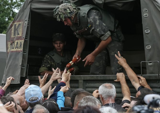 „Reuters“/„Scanpix“ nuotr./Ukrainos kariai dalina maistą gyventojams Slovjanske