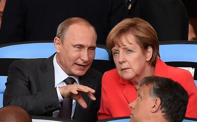 AFP/„Scanpix“ nuotr./Rusijose prezidentas Vladimiras Putinas ir Vokietijos kanclerė Angela Merkel 2014 metų Pasaulio futbolo čempionato finale