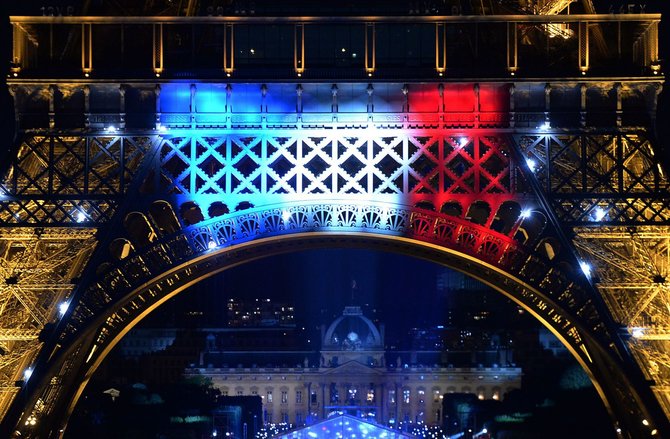 AFP/„Scanpix“ nuotr./Prancūzijos vėliavos spalvomis apšviestas Eifelio bokštas