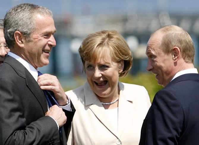 „Reuters“/„Scanpix“ nuotr./JAV prezidentas Georgeas W. Bushas, Vokietjios kanclerė Angela Merkel ir Rusijos prezidentas Vladimiras Putinas