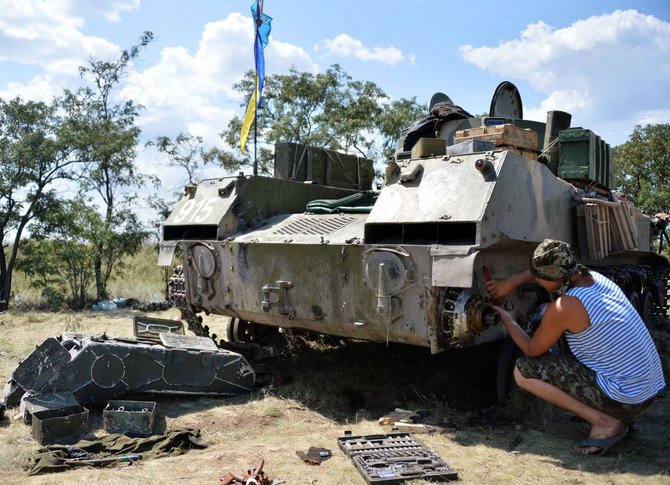 AFP/„Scanpix“ nuotr./Ukrainos karys taiso tanką