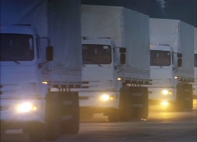 „Reuters“/„Scanpix“ nuotr./Rusijos humanitarinės pagalbos sunkvežimių kolona.