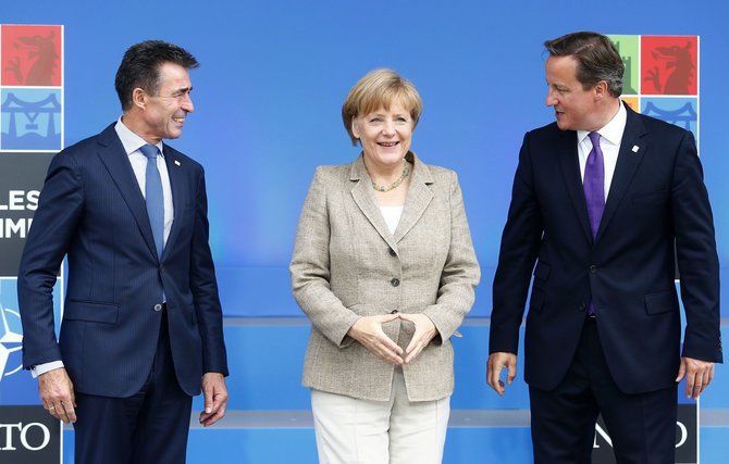 „Reuters“/„Scanpix“ nuotr./Andersas Foghas Rasmussenas, Angela Merkel ir Davidas Cameronas 